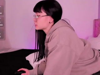 Amateur Asian teen sucks a big cock