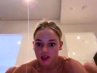 Webcam blonde Freundlich fucks a sex toy