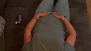 Selbstbefriedigung Jeans Sofa multiple Orgasmen komme zweimal und Clyde schaut zu klitoris reiben